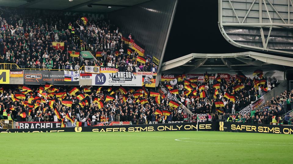 Deutsche Fans beim Qualispiel zur WM 2026 in Belfast/Nordirland | WM 2026 Deutsche Fans beim Qualispiel zur WM 2026 in Belfast/Nordirland