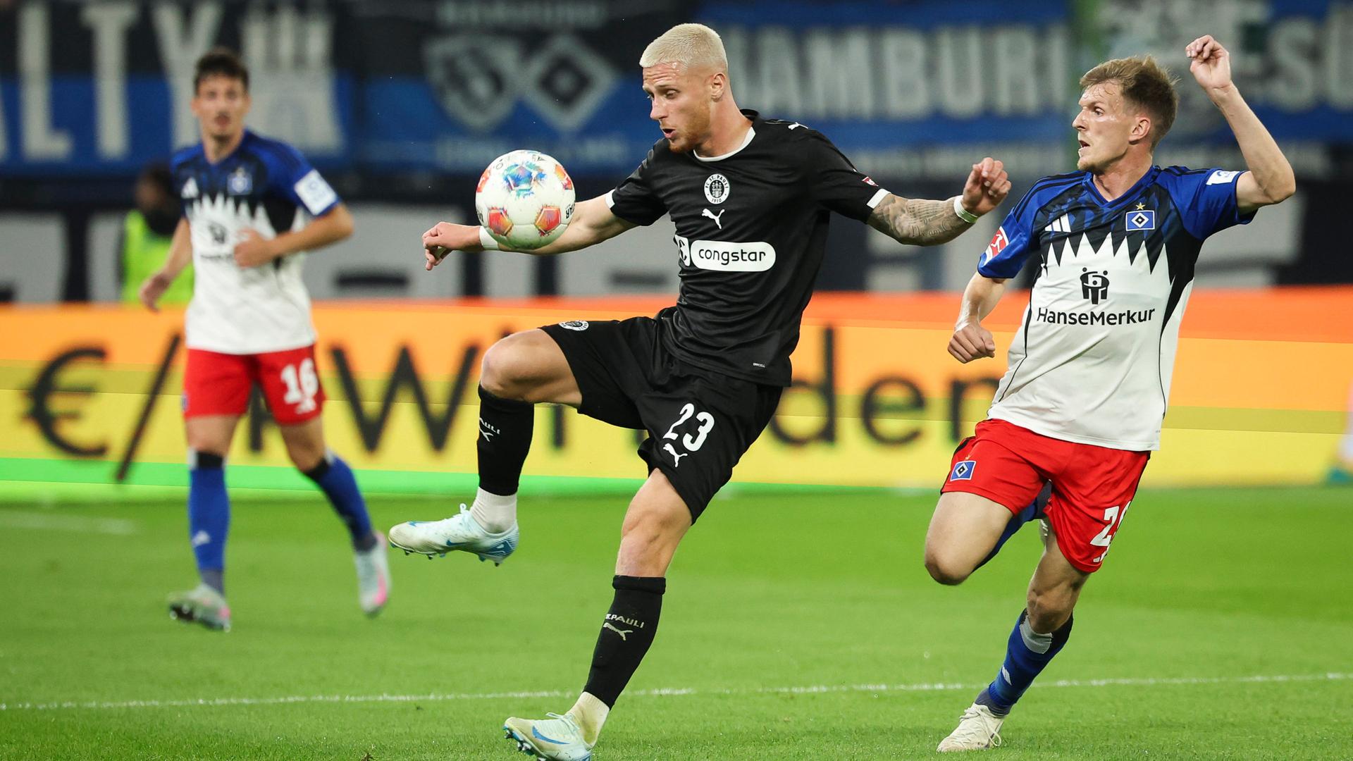 Louis Oppie und Emir Sahiti im Zweikampf | dpa/Christian Charisius