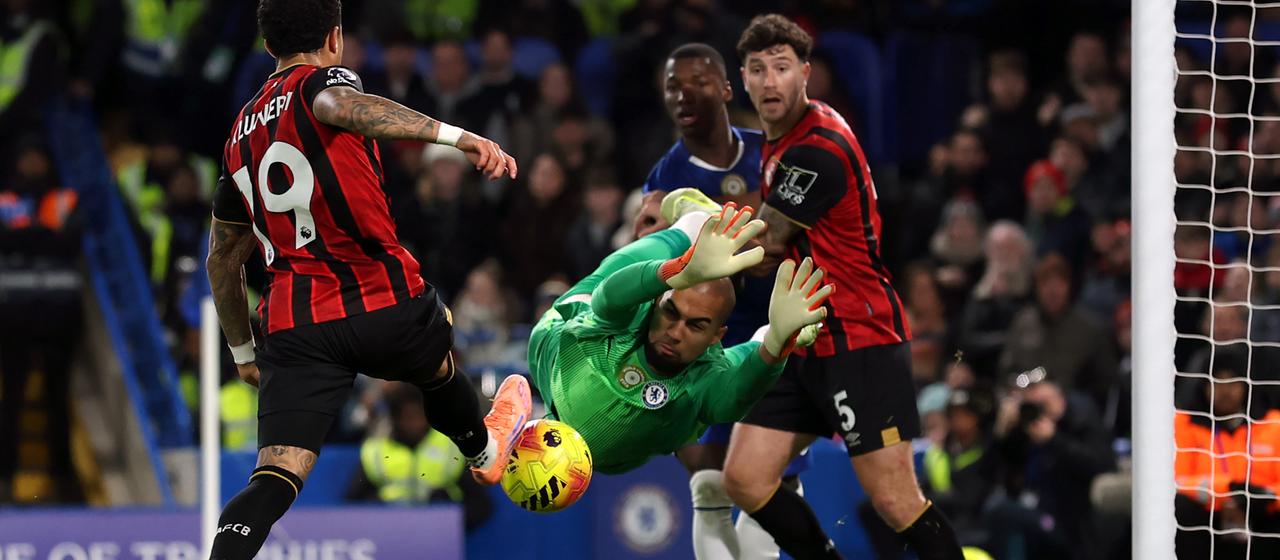 Bournemouths Justin Kluivert (l) macht den zweiten Treffer gegen Chelseas Torhüter Robert Sanchez