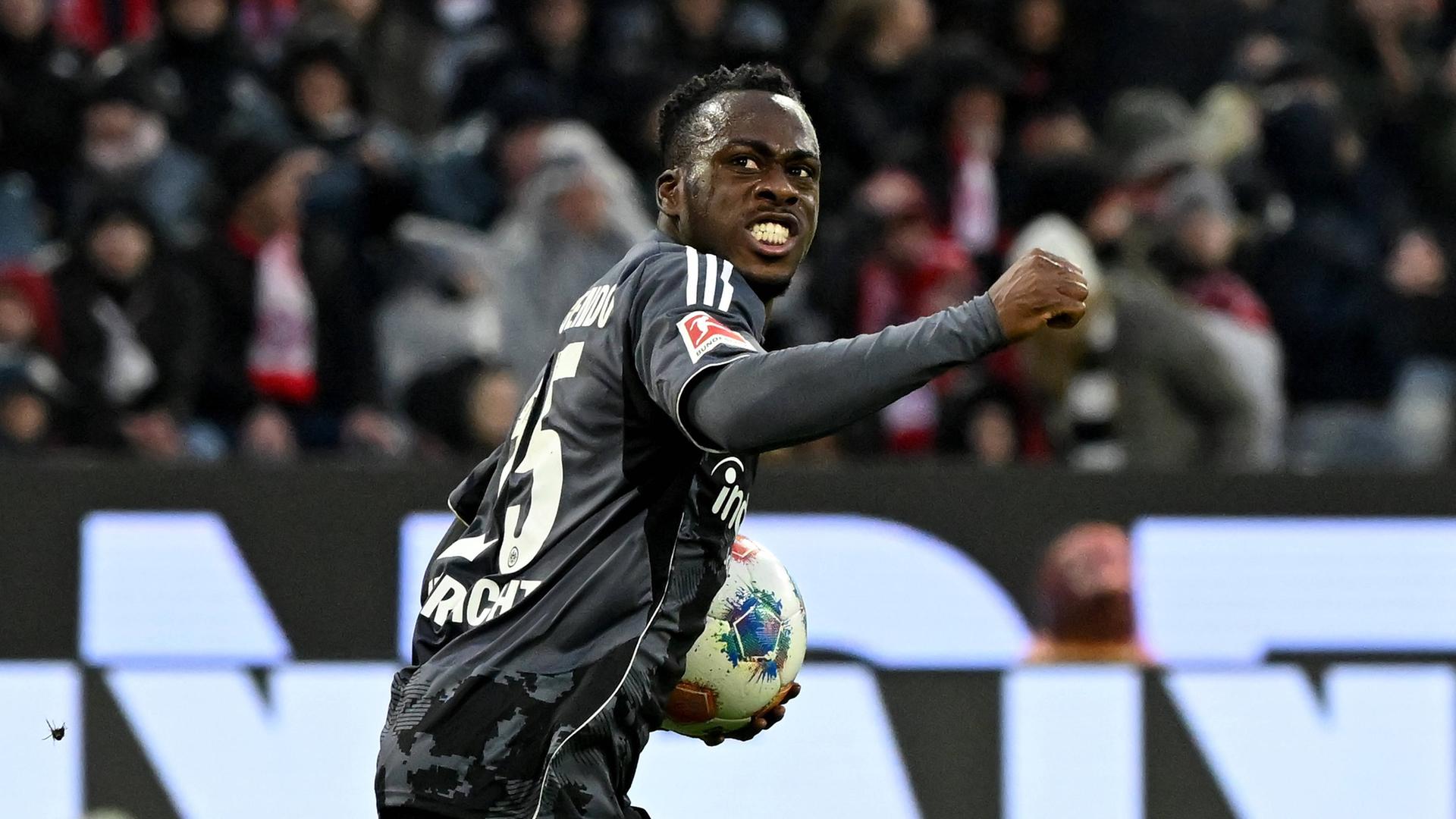 Eintracht-Stürmer Arnaud Kalimuendo nach seinem Anshclusstor in München. | IMAGO / Jan Hübner