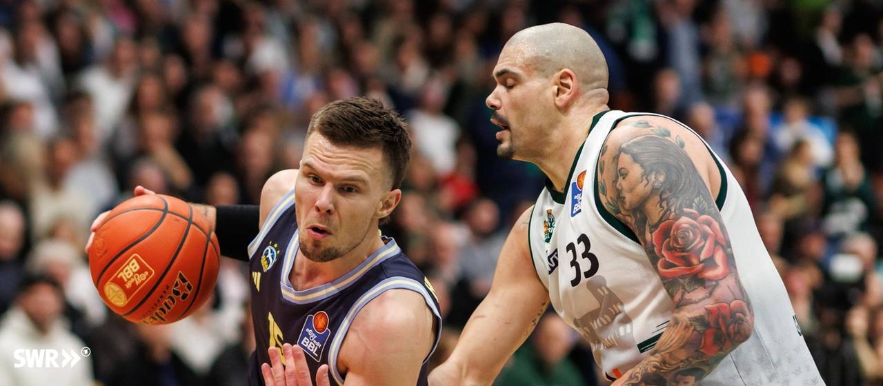 Martin Hermannsson (Alba Berlin) im Zweikampf mit Maik Zirbes (Gladiators Trier).