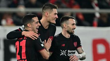 Leverkusen bejubelt Treffer von Patrick Schick