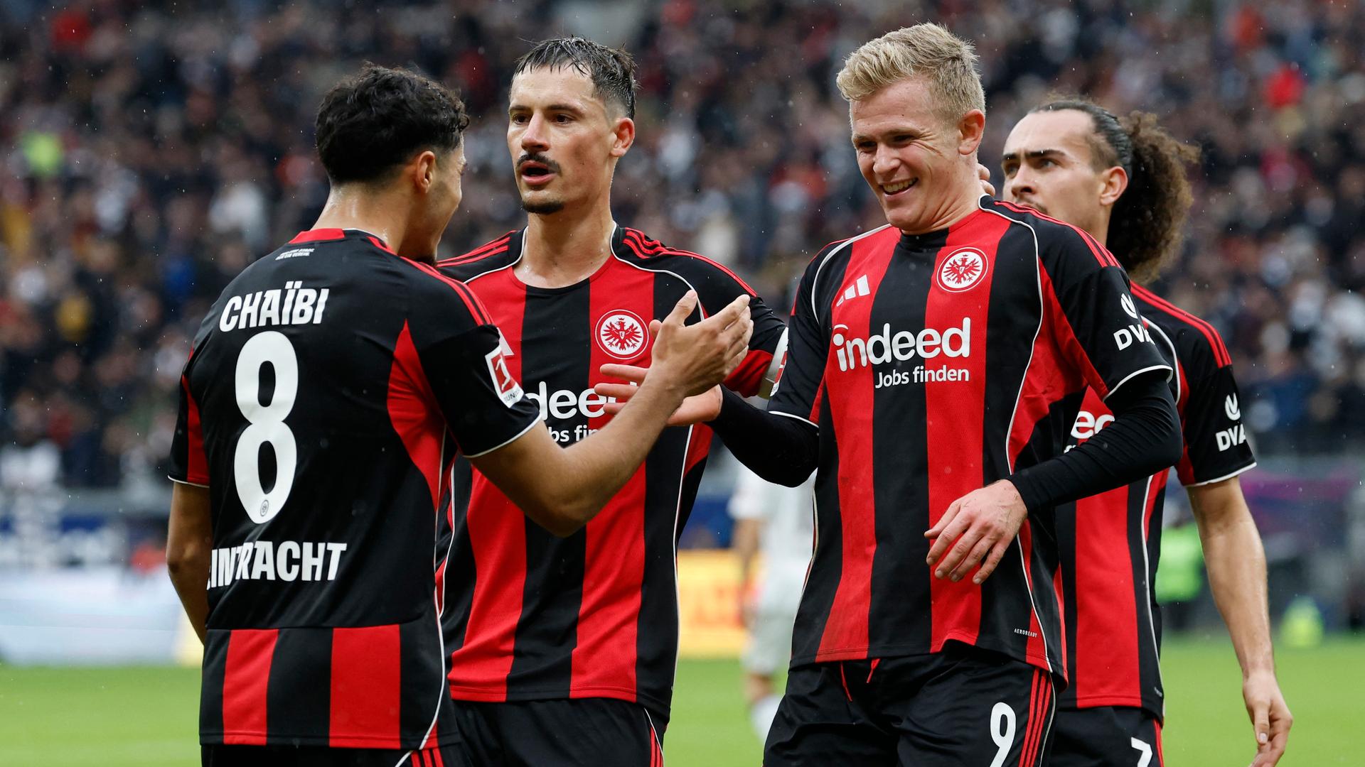 Jonathan Burkardt und seine Teamkollegen jubeln über den Führungstreffer | REUTERS/Heiko Becker