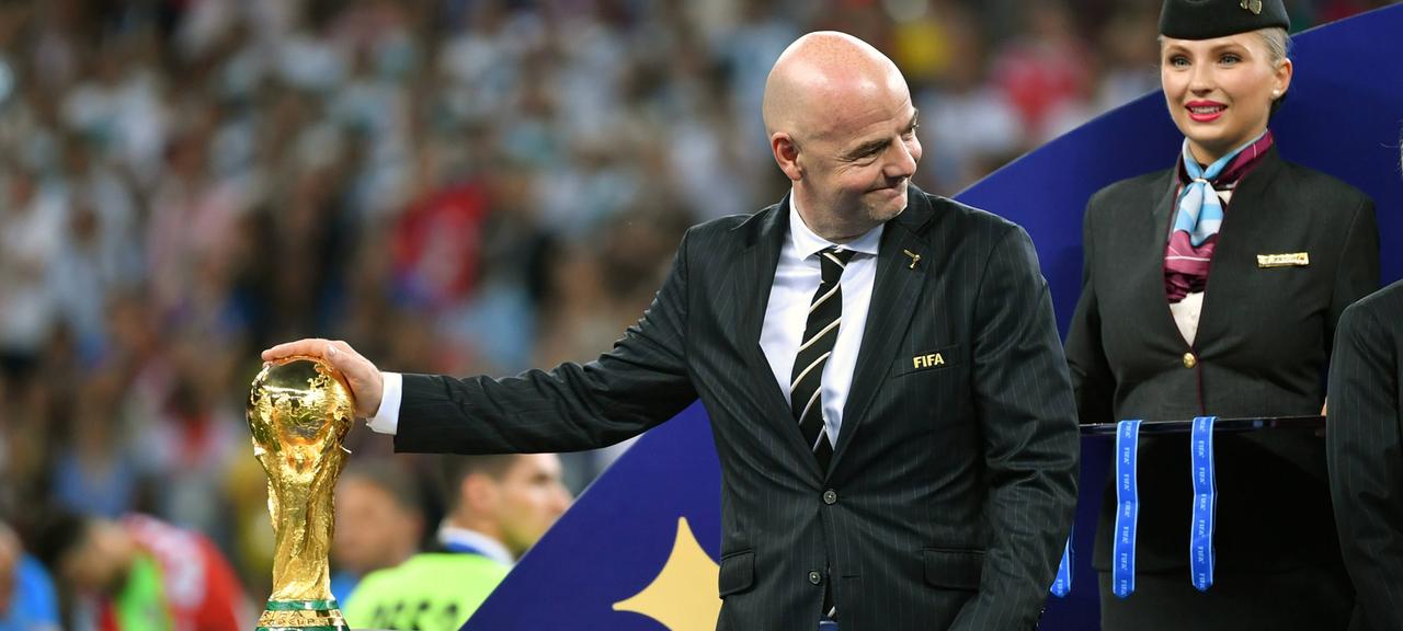 FIFA-Präsident Gianni Infantino mit dem WM-Pokal - die FIFA würde das Turnier wohl gerne alle zwei Jahre austragen. | imago FIFA-Präsident Gianni Infantino mit dem WM-Pokal - die FIFA würde das Turnier wohl gerne alle zwei Jahre austragen.