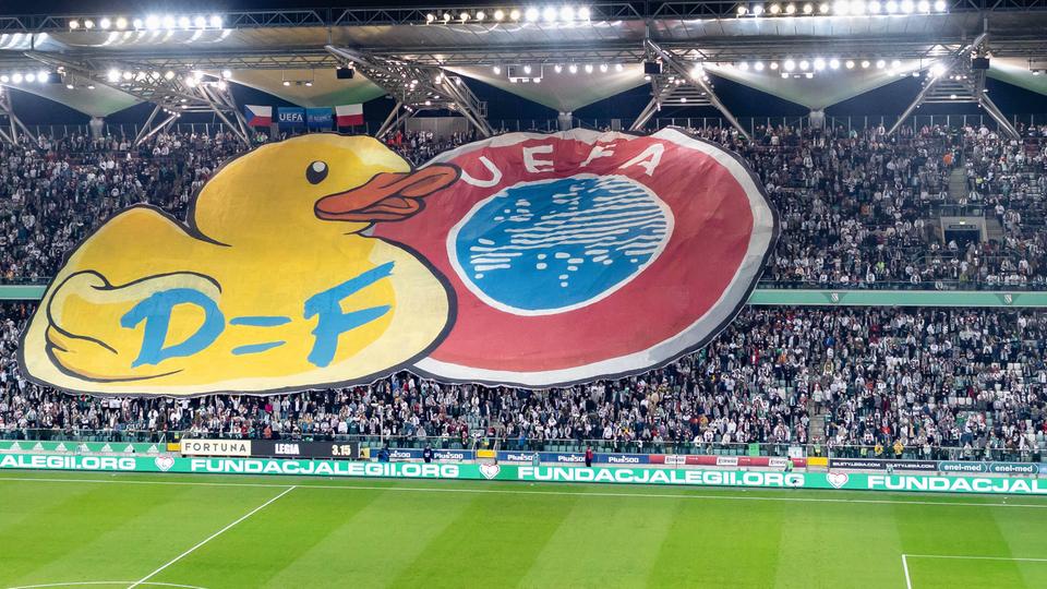 Fans von Legia Warschau mit einem Banner gegen die UEFA | imago Fans von Legia Warschau mit einem Banner gegen die UEFA