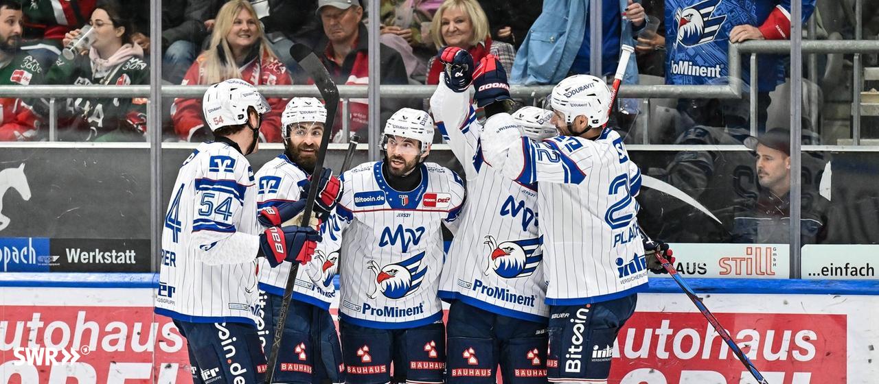 Jubel der Adler Mannheim im Spiel bei den Augsburger Panthern
