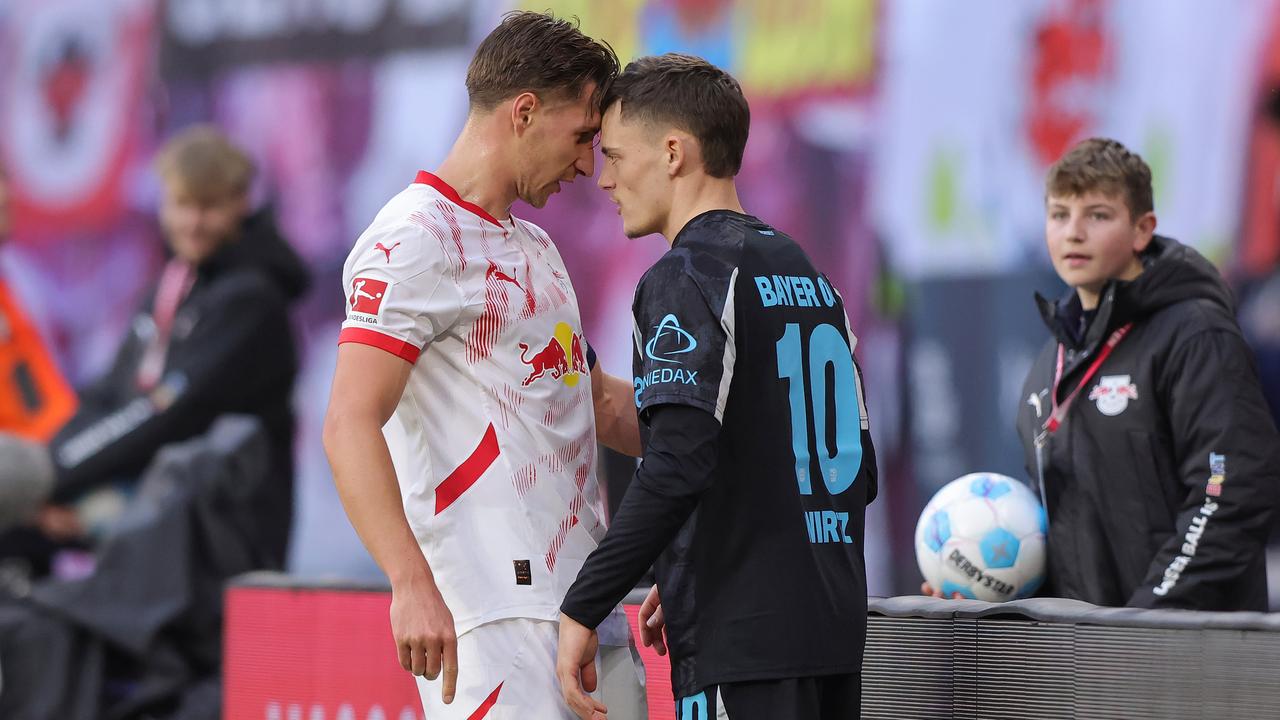 Florian Wirtz von Bayer 04 Leverkusen Kopf an Kopf mit dem Leipziger Willi Orban | Ralf Ibing /firo Sportphoto