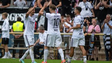 Die Spieler des 1. FC Bocholt bejubeln einen Treffer (Archivbild).