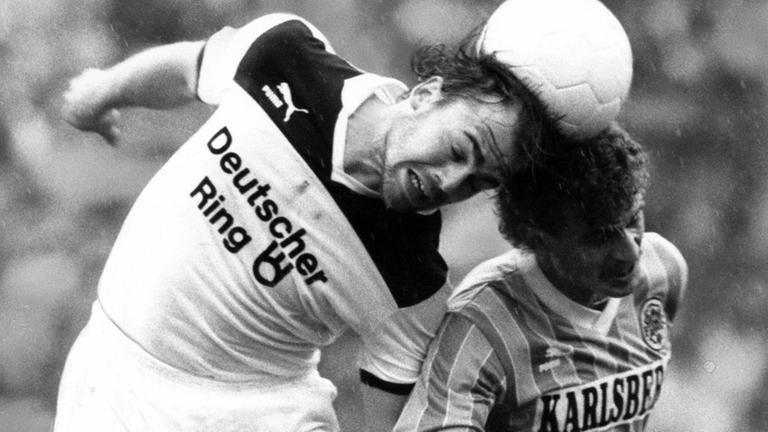 Jürgen Gronau (FC St. Pauli, li.) gegen Kurt Knoll (FC 08 Homburg) | imago Jürgen Gronau (FC St. Pauli, li.) gegen Kurt Knoll (FC 08 Homburg)