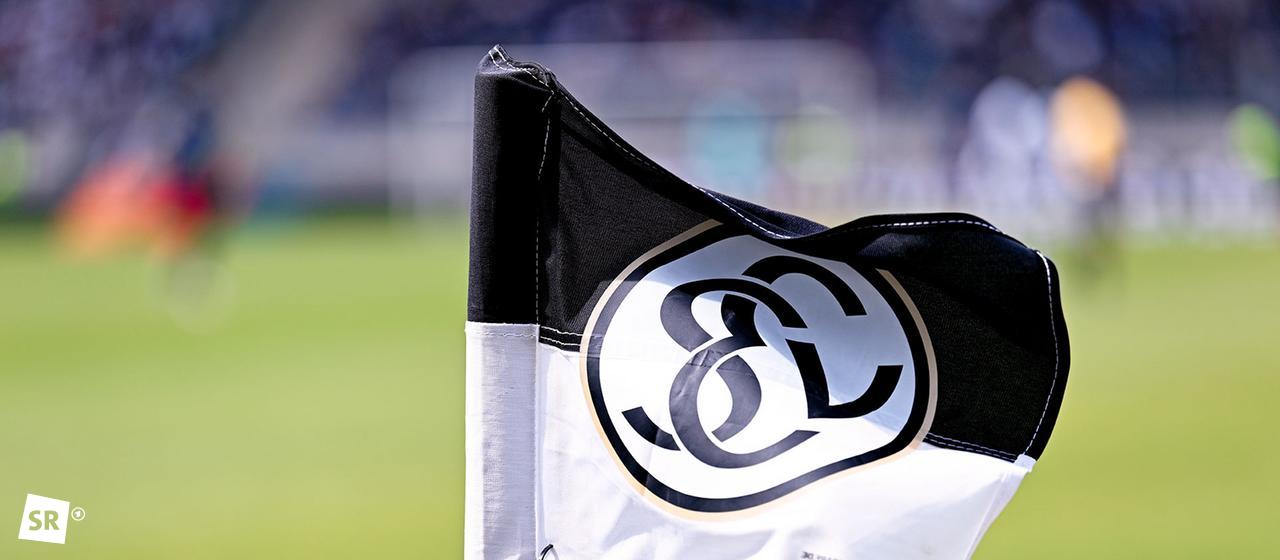 Eckfahne der SVE im Elversberger Stadion an der Kaiserlinde