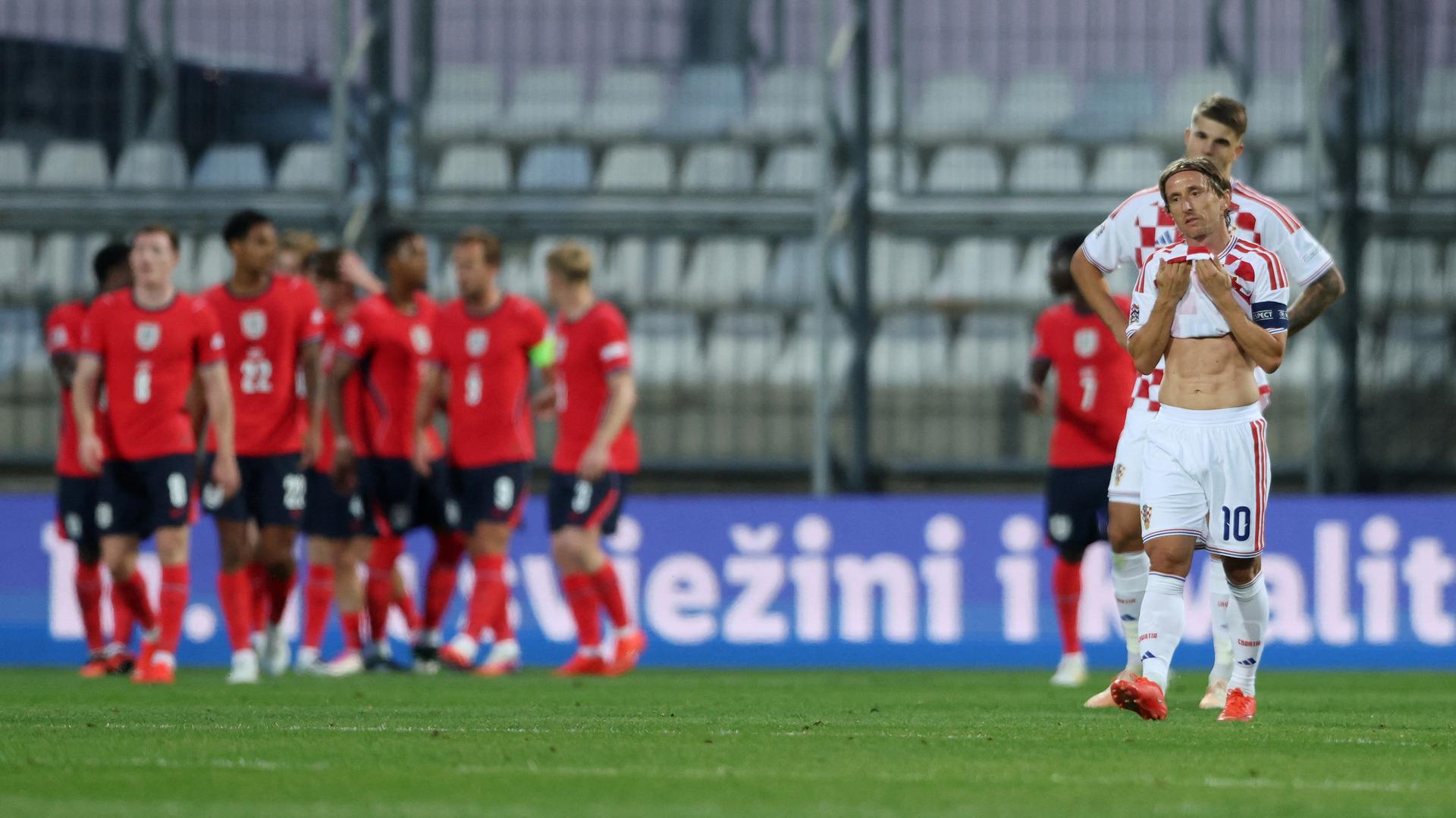 Kroatiens Vuskovic (h.) und Modric (v.) im Spiel gegen England | REUTERS, Antonio Bronic