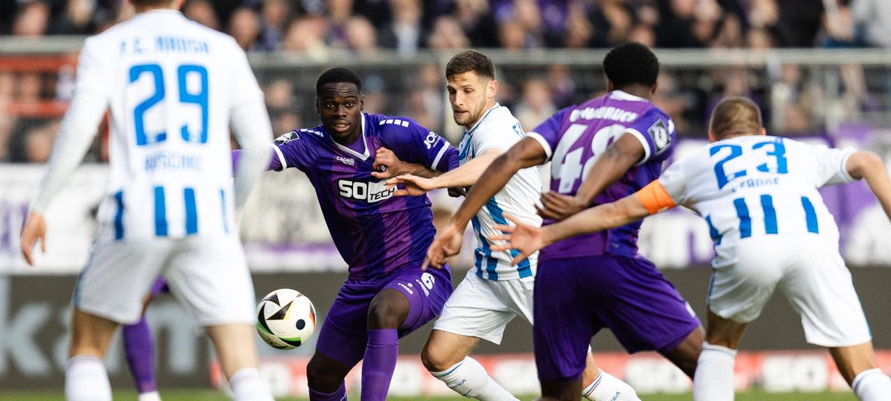 VfL Osnabrück - FC Hansa Rostock: Kofi Amoako (Osnabrueck) im Zweikampf gegen Marco Schuster (Rostock)