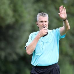Schiri-Boss Knut Kircher mit Pfeife in der Hand