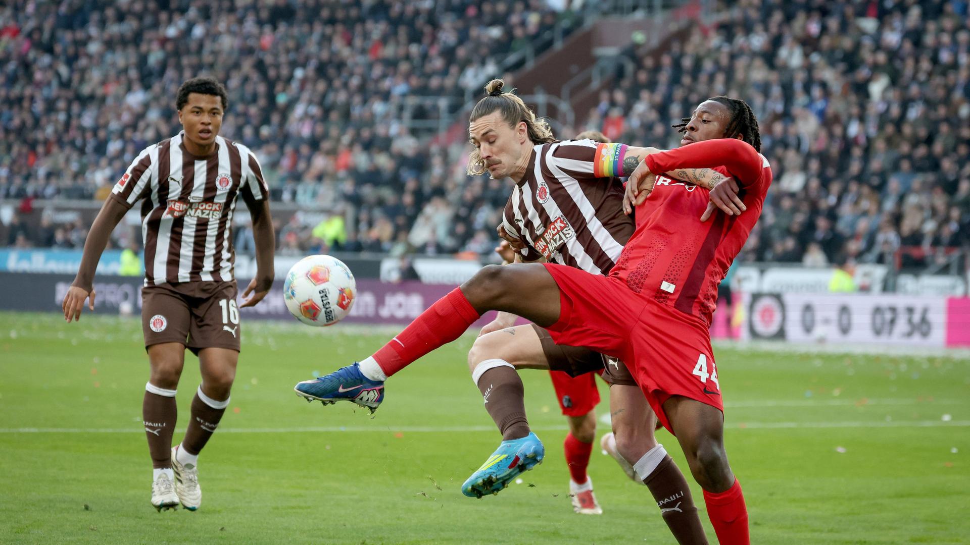 Джексон Ирвайн и Йохан Манзамби борются за мяч