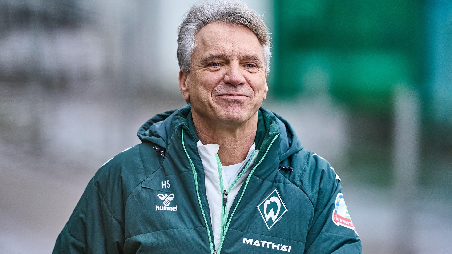 Horst Steffen läuft durch das Weser-Stadion. | Gumzmedia | Andreas Gumz