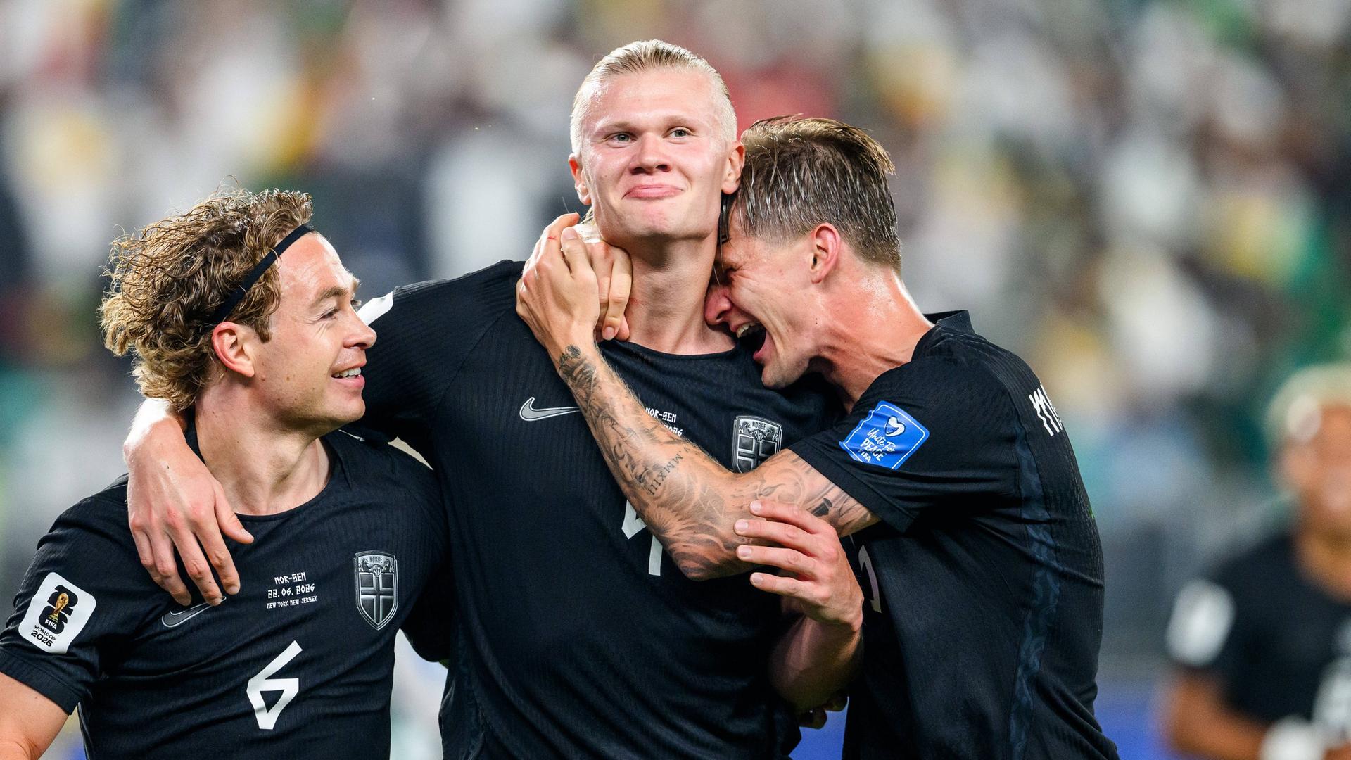 Erling Haaland jubelt mit seinen Teamkollegen gegen Senegal | IMAGO / Bildbyran