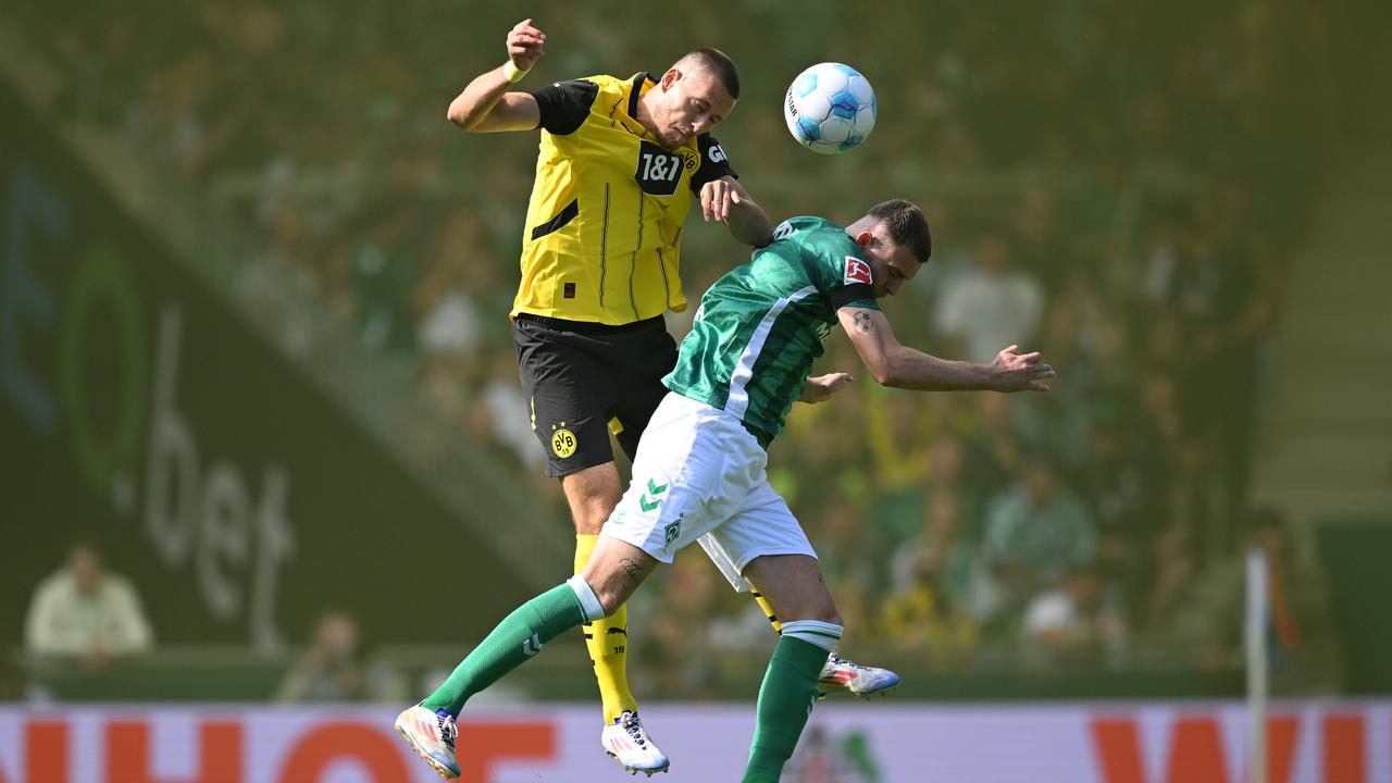 Waldemar Anton im Kopfballduell mit Marvin Ducksch | Getty Images