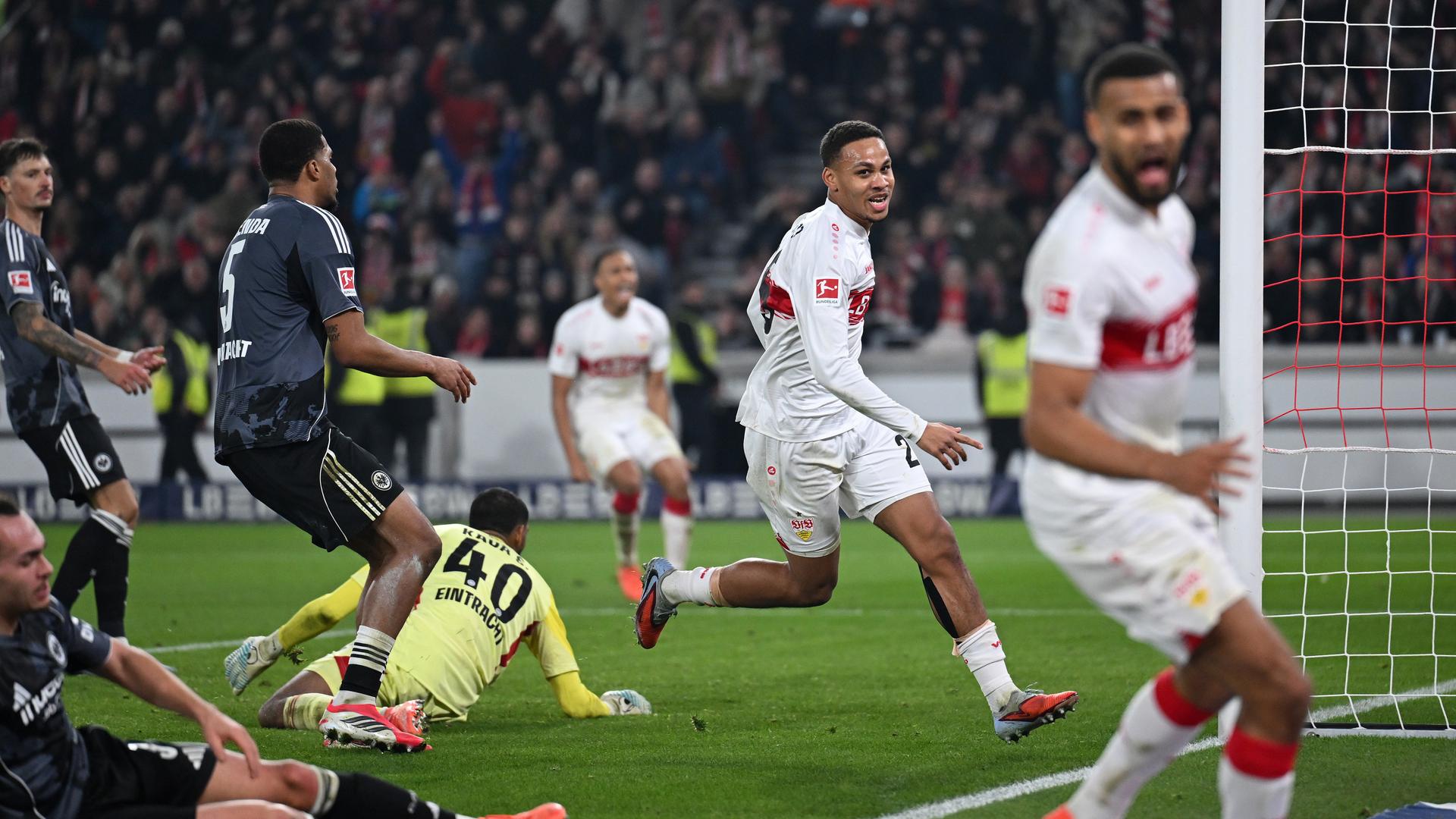 Stuttgarts Nikolas Nartey trifft zum 3:2-Siegtreffer | Christian Kaspar-Bartke/Getty Images