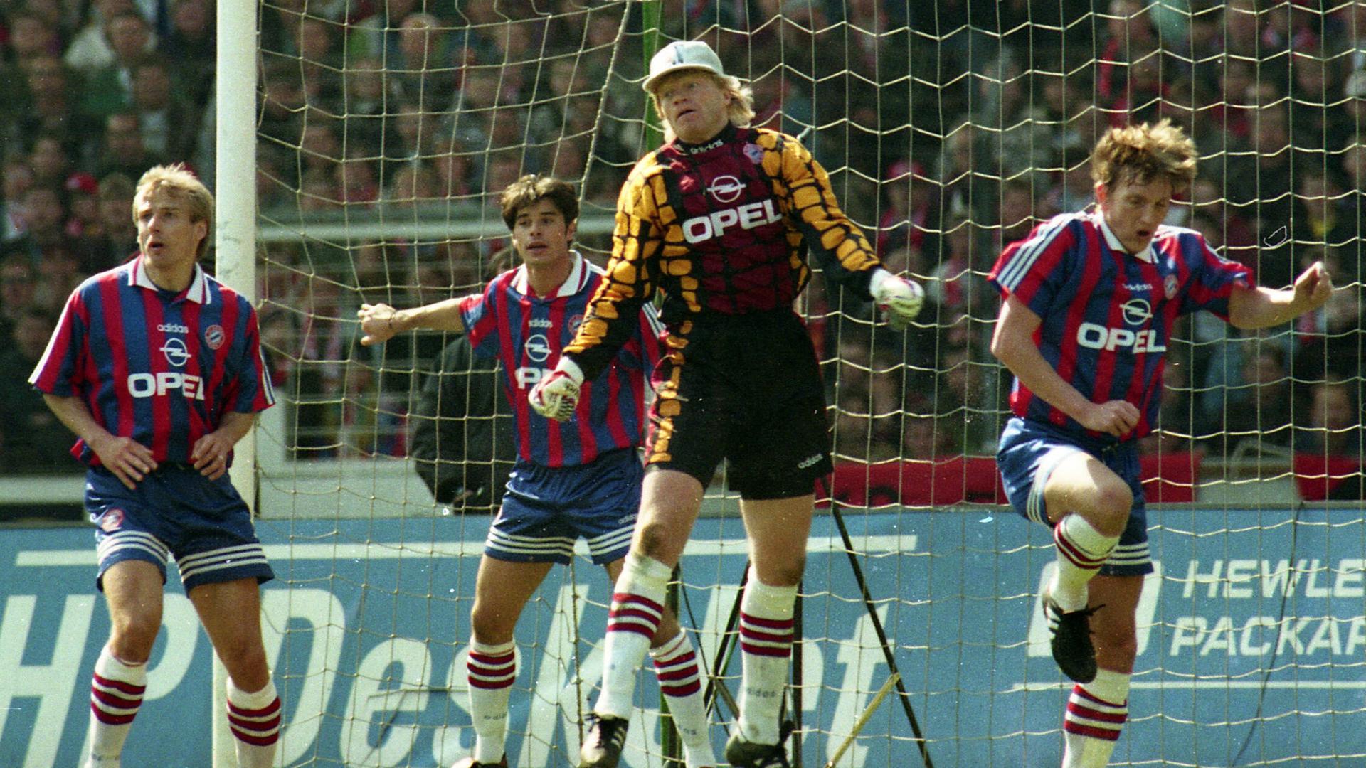 Bayern Münchens Andreas Herzog (r.) und Oliver Kahn (2.v.r.) beim Spiel in Stuttgart 1995/96 | imago