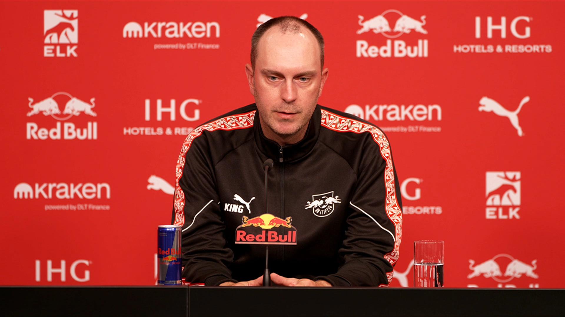 Leipzigs Trainer Ole Werner spricht auf der Pressekonferenz | sportschau.de