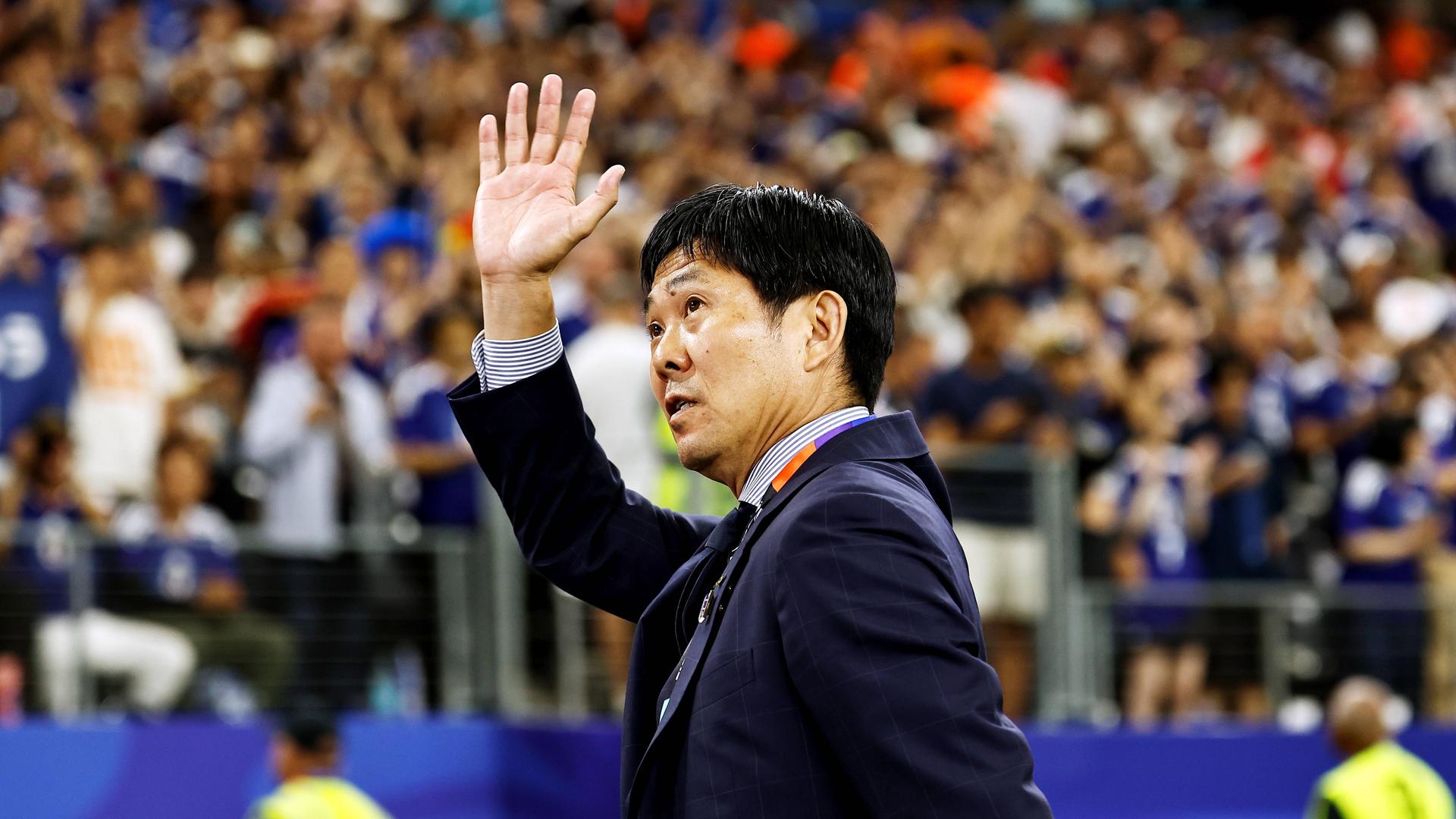 Japans Trainer Hajime Moriyasu bedankt sich bei den japanischen Fans | IMAGO / AFLOSPORT