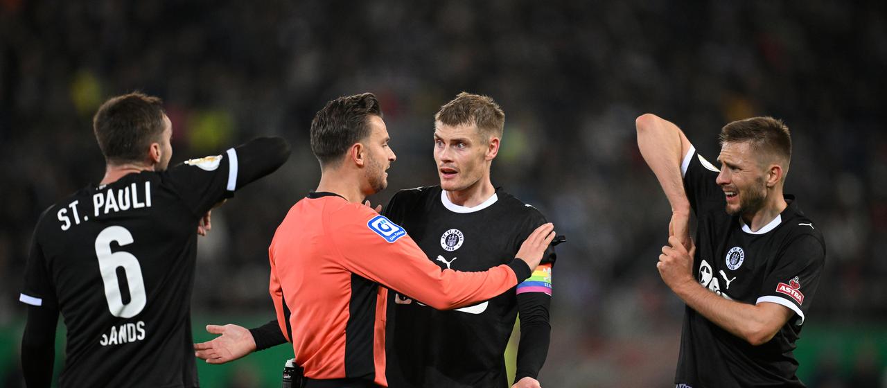 St. Paulis Eric Smith und Karol Mets protestieren beim Schiedsrichter