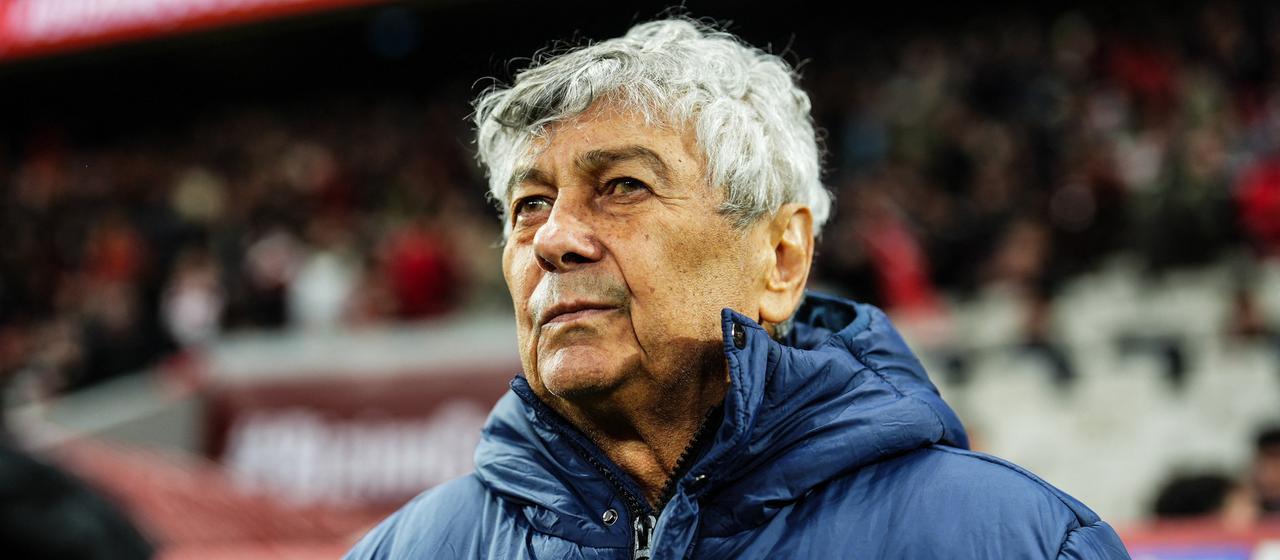 Mircea Lucescu während eines Spiels von Rumänien