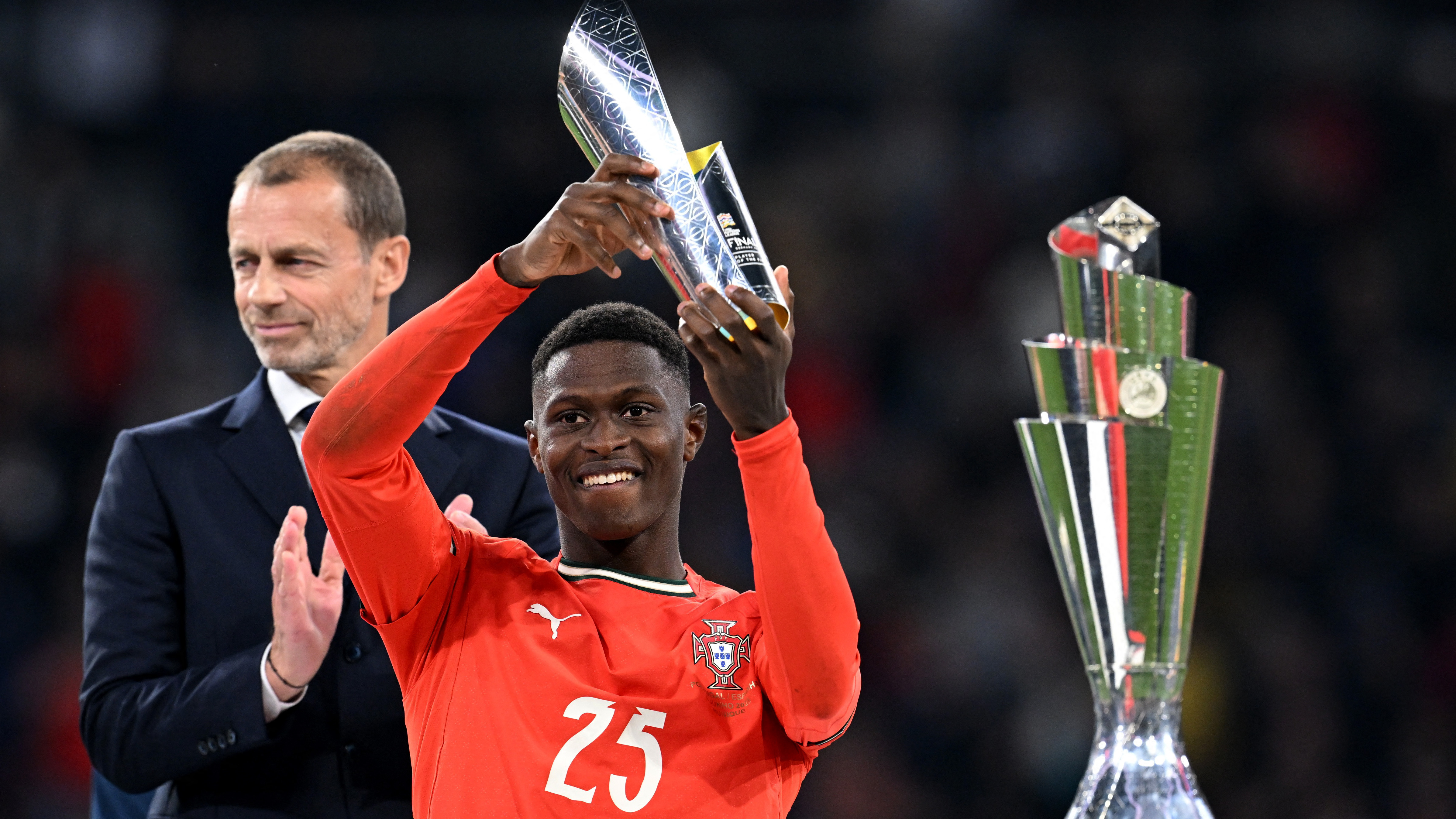 Nuno Mendes mit dem Pokal als persönliche Auszeichnung