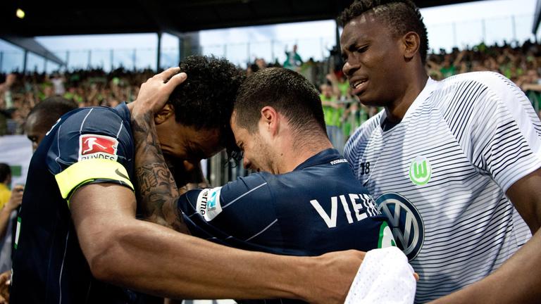 Vieirinha trifft zum 1:0 für Wolfsburg | dpa/Julian Stratenschulte Vieirinha trifft zum 1:0 für Wolfsburg