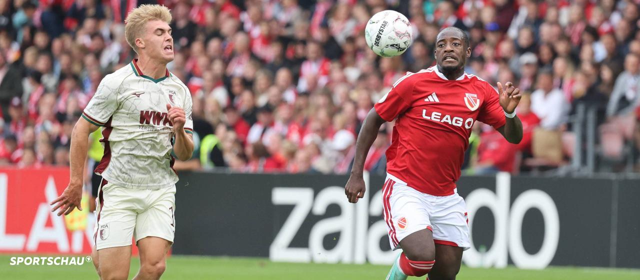Christian Kinsombi (Cottbus, l.) gegen Hennes Behrens (Augsburg)