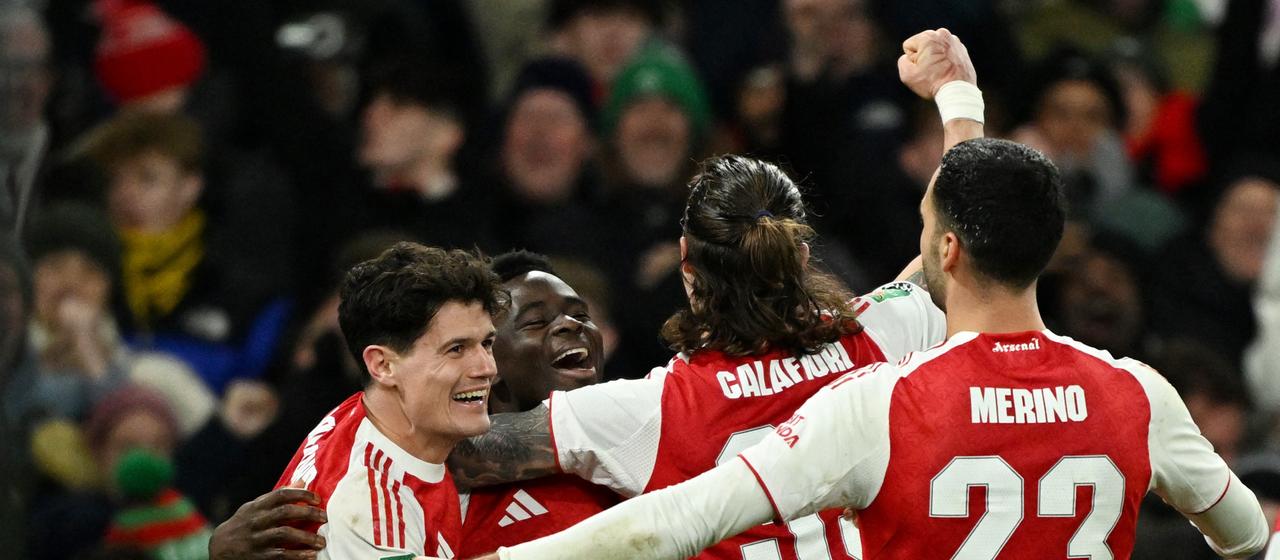 Arsenals Saka und seine Teamkollegen bejubeln das Eigentor von Crystal Palace