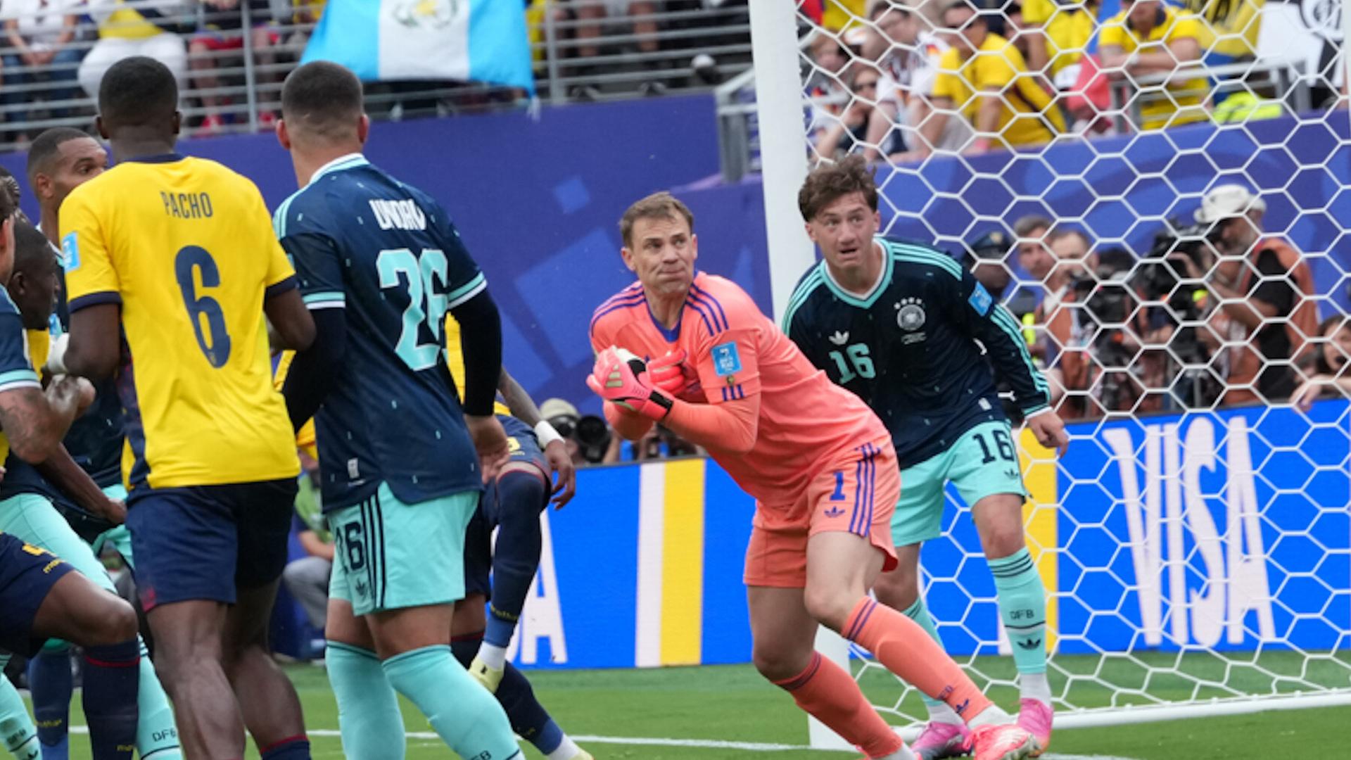 Manuel Neuer bei dem FÃ¼hrungstreffer von Ecuador | Polaris/laif
