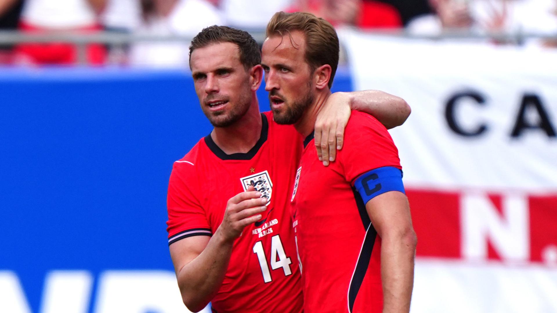 Englands Nationalspieler Harry Kane (r.) bejubelt einen Treffer mit Jordan Henderson | dpa/Collyer