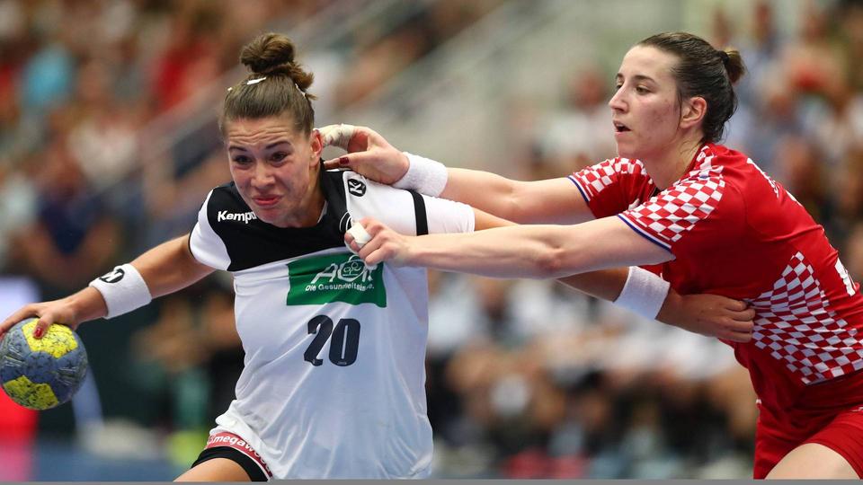 Nationalspielerin Emily Bölk im harten Zweikampf mit der Kroatin Katarina Debelic | imago images / Eibner Nationalspielerin Emily Bölk im harten Zweikampf mit der Kroatin Katarina Debelic