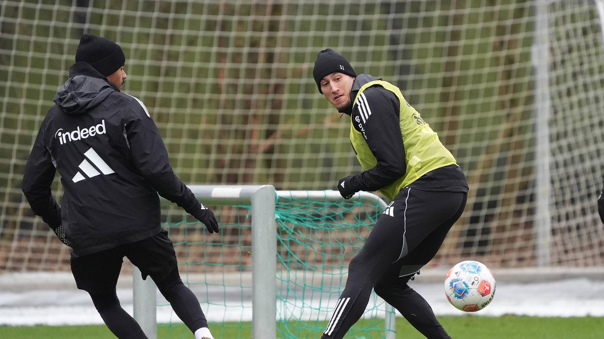 Younes Ebnoutalib (rechts) im Training von Eintracht Frankfurt. | imago