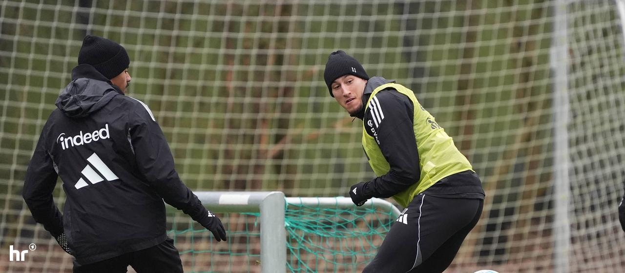 Younes Ebnoutalib (rechts) im Training von Eintracht Frankfurt.