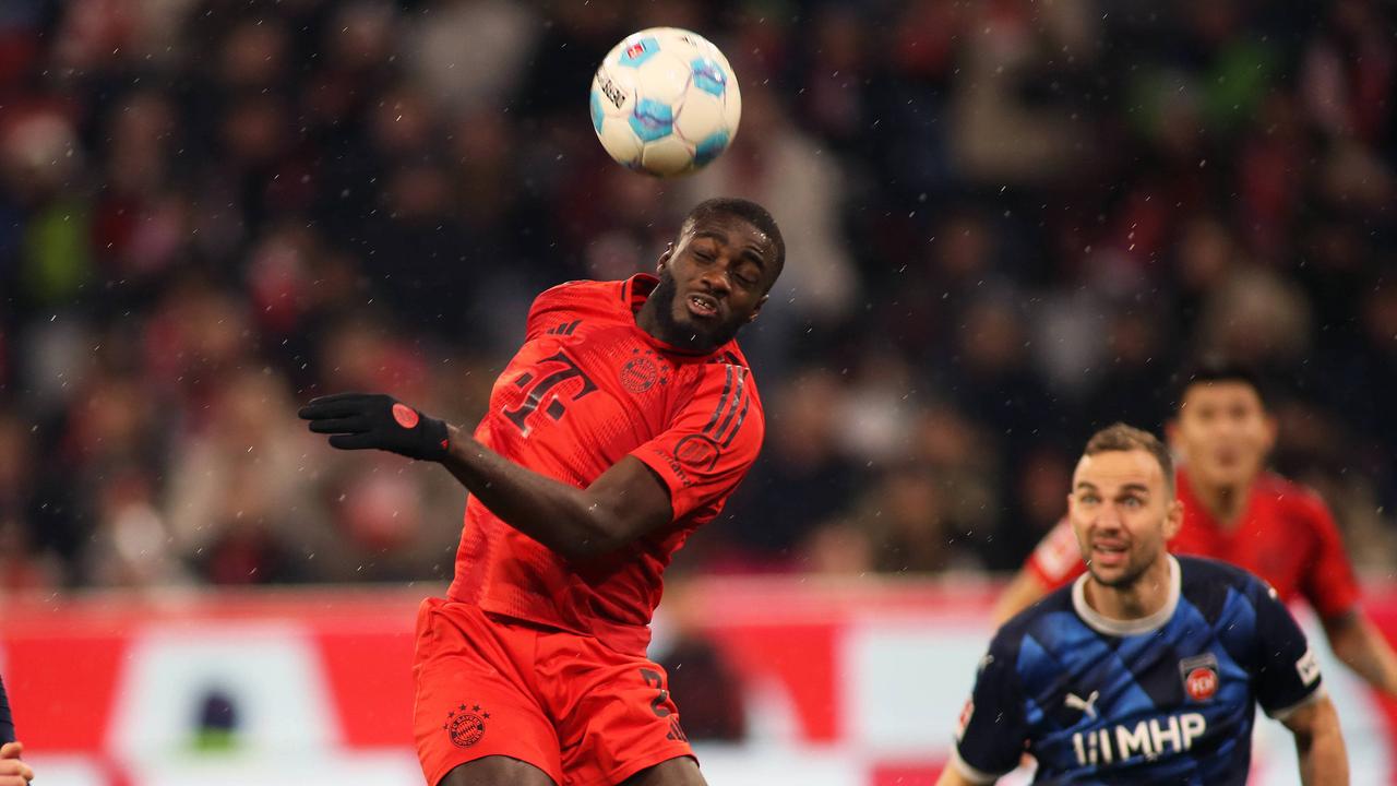 Bayerns Verteidiger Dayot Upamecano köpft den Ball | IMAGO/Ulrich Wagner