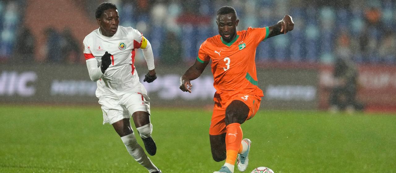 Ghislain Konan (r.) im Zweikampf mit Elias Gaspar Pelembe (l.)