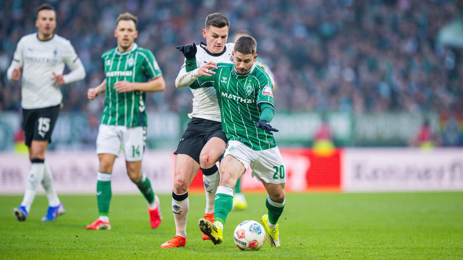 Bremens Romano Schmid im Zweikampf mit Mönchengladbachs Yannik Engelhardt | IMAGO / Noah Wedel