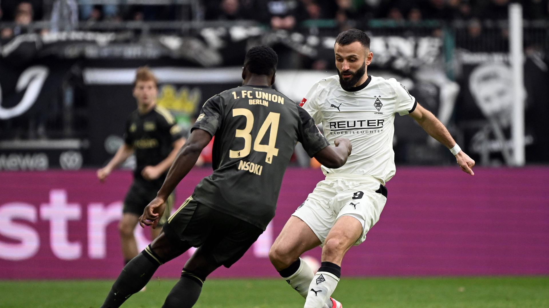 Stanley Nsoki (l.) im Zweikampf mit Franck Honorat (r.) | IMAGO / Jan Huebner