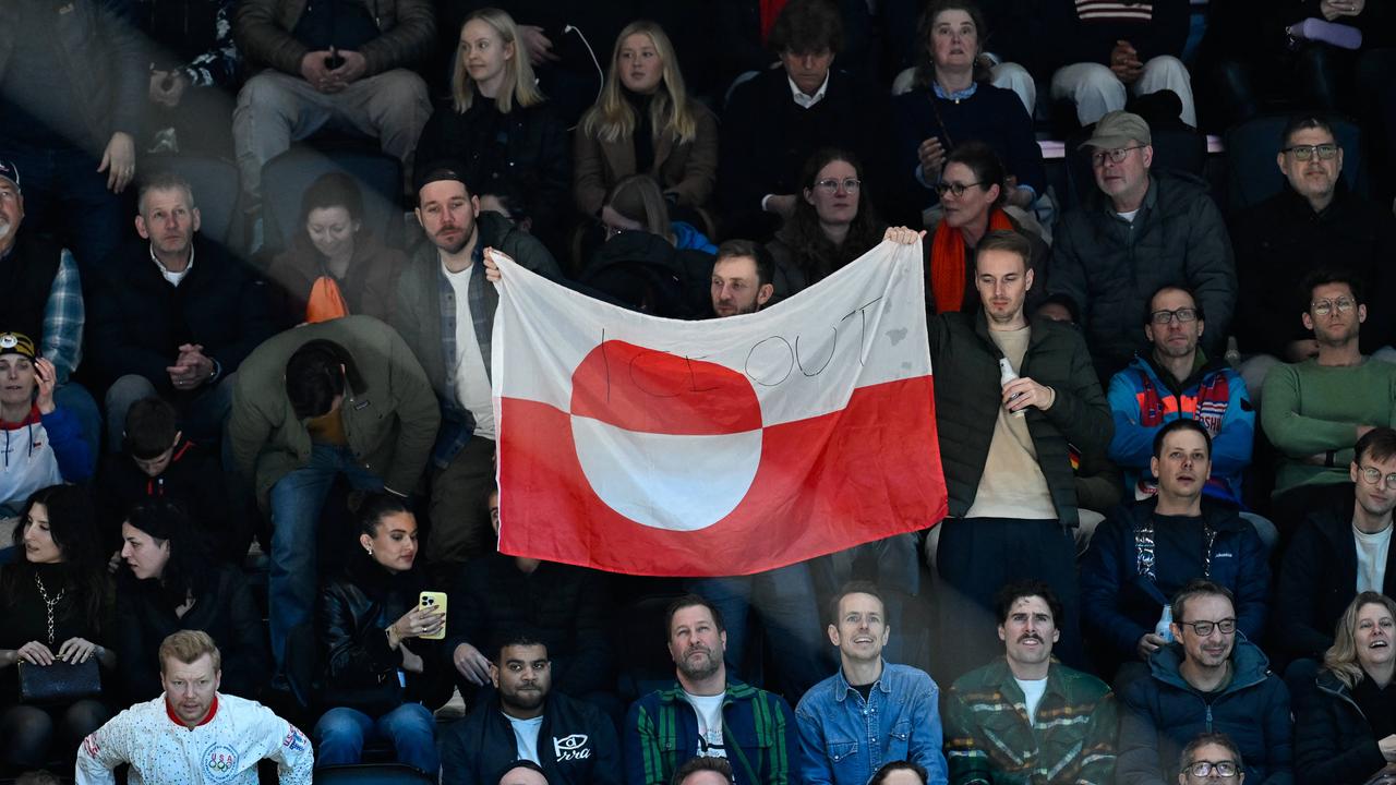 Fans zeigen Flagge von Grönland