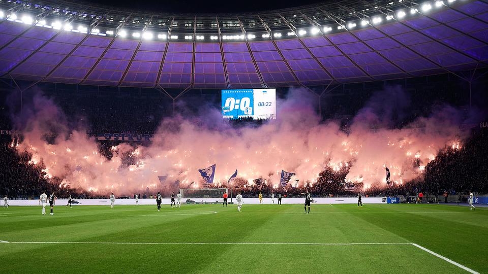 Pyroshow der Ostkurve Hertha BSC beim Zweitliga-Heimspiel gegen den 1. FC Magdeburg im Februar 2024 (Quelle: IMAGO / Eibner)