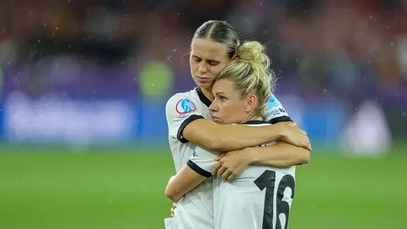 Die deutschen Nationalspielerinnen Klara Bühl (l.) und Linda Dallmann trösten sich nach der Halbfinal-Niederlage gegen Spanien.
