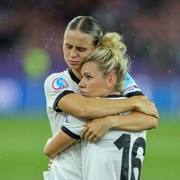 Die deutschen Nationalspielerinnen Klara Bühl (l.) und Linda Dallmann trösten sich nach der Halbfinal-Niederlage gegen Spanien.