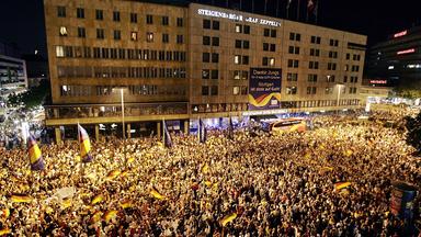 Etwa 15 000 Fußballbegeisterte jubeln am frühen Sonntagmorgen nach dem Sieg der Deutschen gegen Portugal im Spiel um Platz 3 der WM 2006 vor dem Mannschaftshotel des deutschen Teams