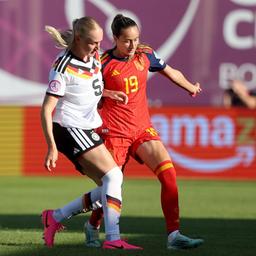 Alba Cerrato (R.) im Zweikampf mit Luzie Zähringer (L.)