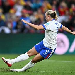 Beth Mead rutscht bei ihrem Elfmeter weg