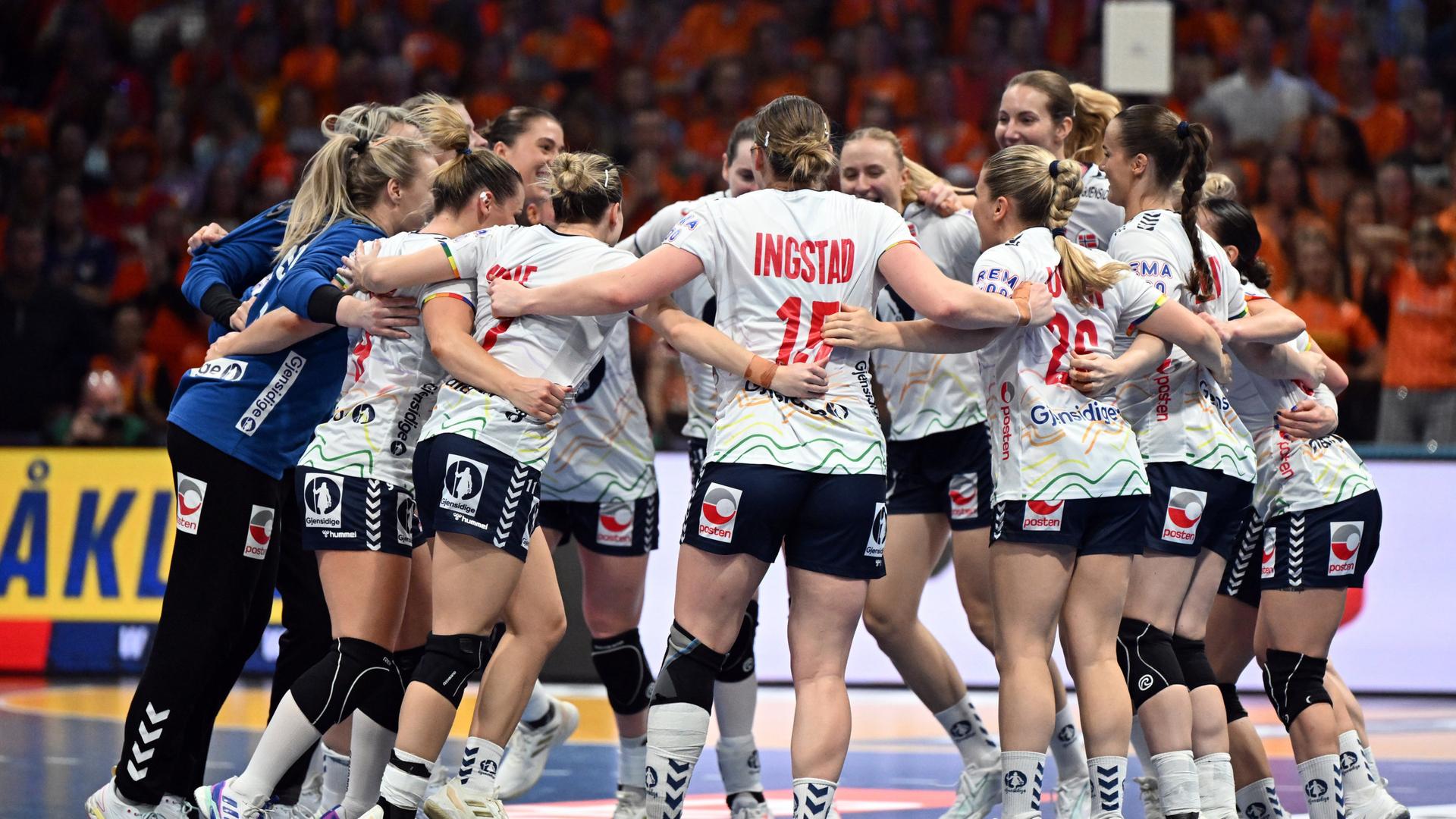Die norwegische Frauen-Handball-Nationalmannschaft bejubelt den Einzug ins WM-Finale | Federico Gambarini/dpa 