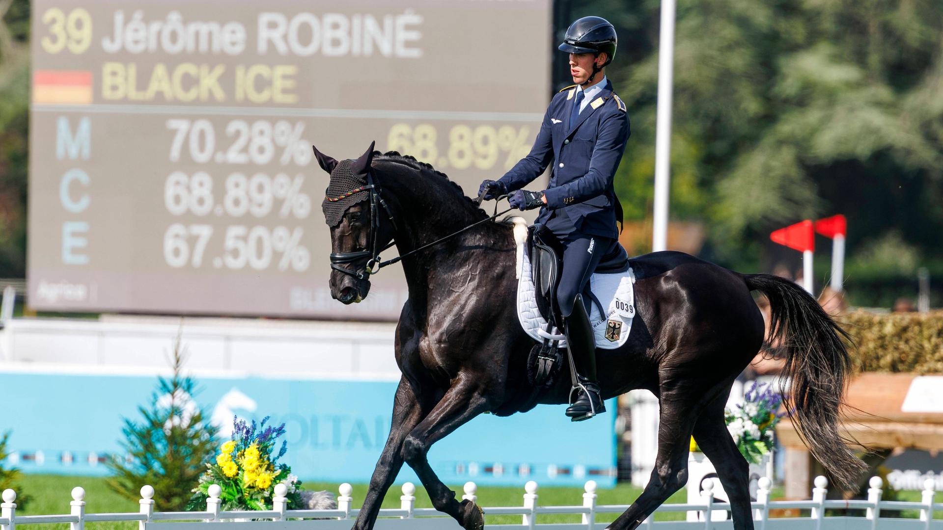 Jerome Robine beim Springreiten | IMAGO/Stefan Lafrentz