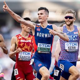 Der norwegische Läufer Jakob Ingebrigtsen jubelt während des Rennens.